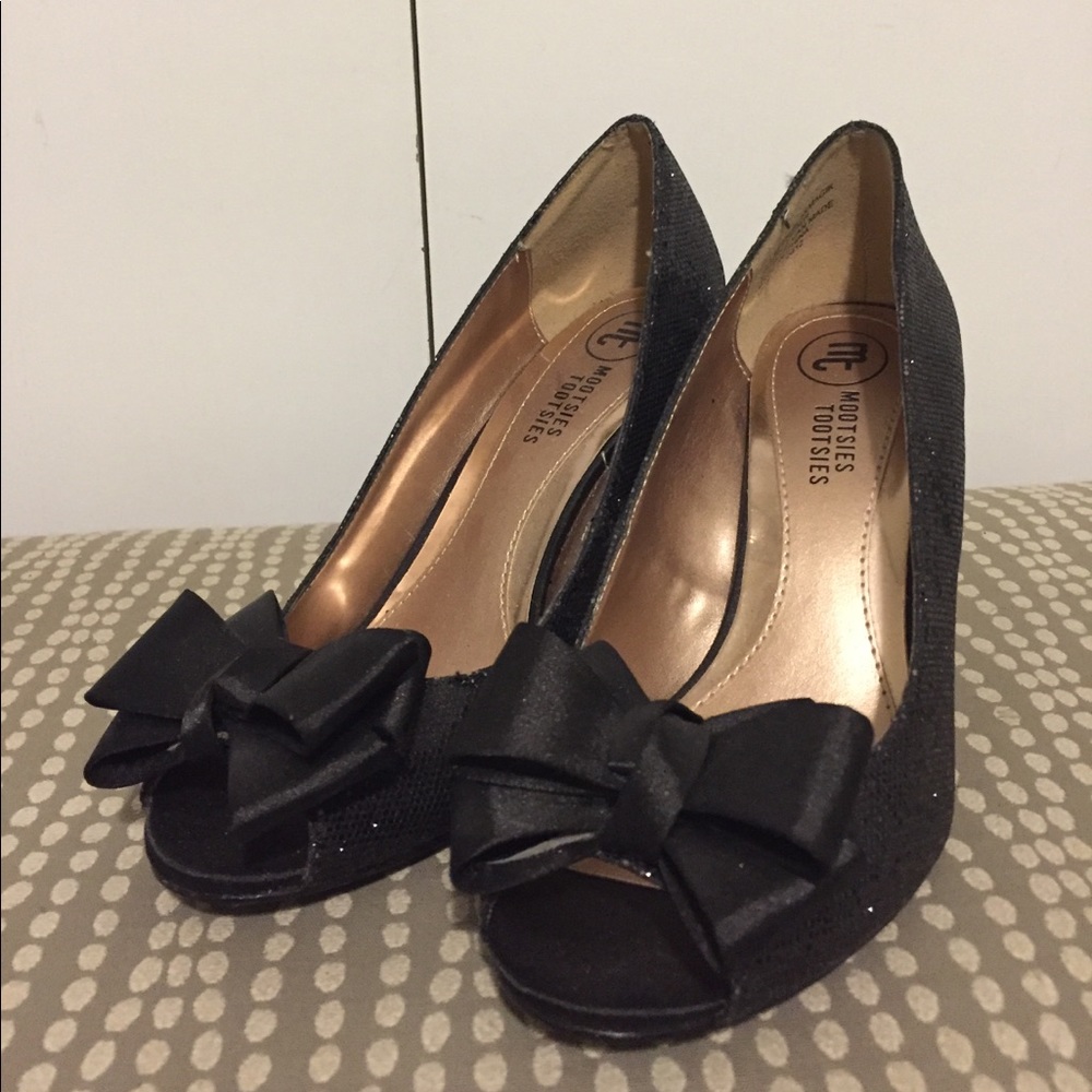 Dress heels with bow